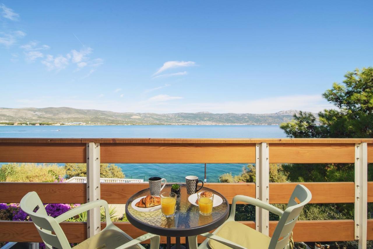 Villa Bua - Beautiful Seafront Apartments Traù Esterno foto