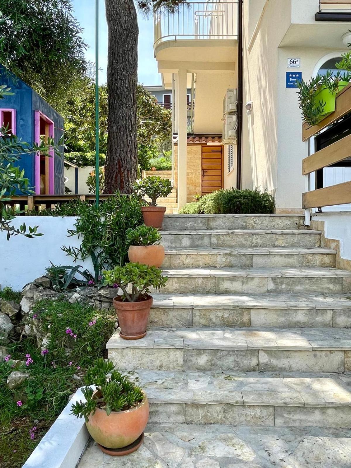 Villa Bua - Beautiful Seafront Apartments Traù Esterno foto